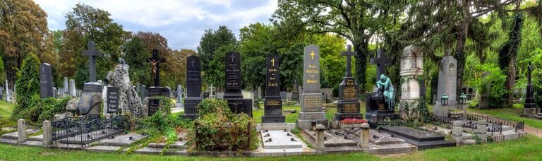 Bei Erdbestattungen wird der Leichnam des Verstorbenen in einem Sarg auf einem Friedhof beigesetzt